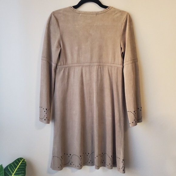 MAX STUDIO Boho-Chic 70s Cut-out Flare Sleeve V-neck Faux Suede Festival Dress - Picture 4 of 14